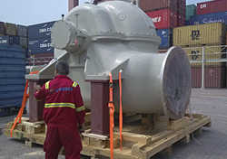 北京大型设备搬运在进行超重设备包装